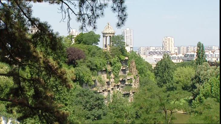 829298835-parc-des-buttes-chaumont-monopteros-paroi-de-rocher-silhouette-de-ville