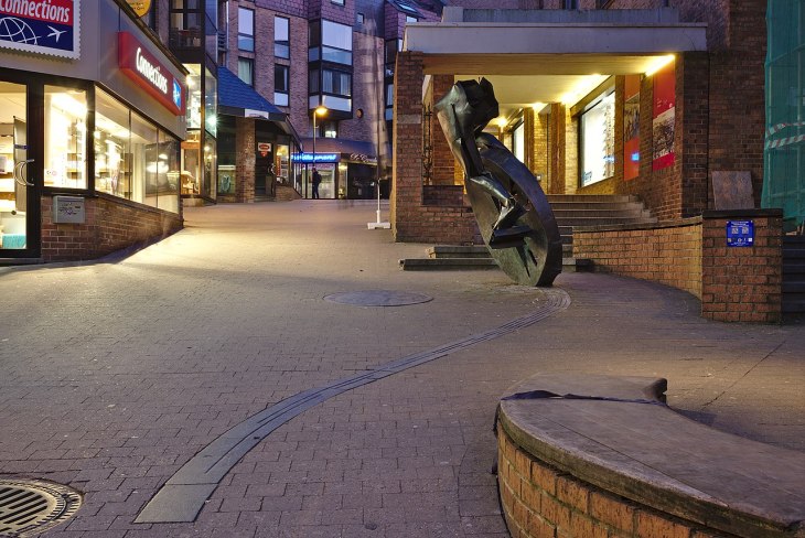 1280px-24_heures_velo_30-years_memorial_by_Vincent_Rousseau_in_Louvain-la-Neuve,_Belgium_(DSCF4224)
